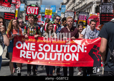 Eine Lösung: Revolution, nein mehr Sparmaßnahmen - Nein zu Rassismus - Tories müssen gehen, Demonstration von Völkern Montage, Saturd organisiert Stockfoto