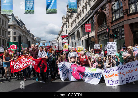 Eine Lösung: Revolution, nein mehr Sparmaßnahmen - Nein zu Rassismus - Tories müssen gehen, Demonstration von Völkern Montage, Saturd organisiert Stockfoto