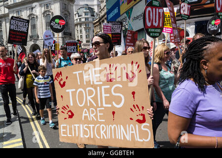 Tories sind elitäre Verbrecher, nein mehr Sparmaßnahmen - Nein zu Rassismus - Tories Must Go Demonstration, Samstag, 16. Juli 2016, London, Stockfoto