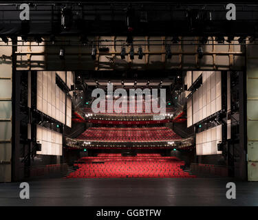 Weiten Blick über den Zuschauerraum von der Bühne durch Bühnenportal. Sadler es Wells Theatre Auditorium, London, Vereinigtes Königreich. Architekt: RHWL Architects, 1998. Stockfoto