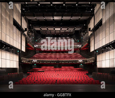 Weiten Blick über den Zuschauerraum von der Bühne mit Haus leuchtet auf. Sadler es Wells Theatre Auditorium, London, Vereinigtes Königreich. Architekt: RHWL Architects, 1998. Stockfoto