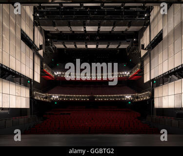 Weiten Blick über den Zuschauerraum von der Bühne mit Haus Licht aus. Sadler es Wells Theatre Auditorium, London, Vereinigtes Königreich. Architekt: Stockfoto