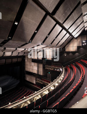 Schrägansicht des Auditoriums von Balkon zeigt akustische Deckenplatten. Sadler es Wells Theatre Auditorium, London, Vereinigtes Königreich. Architekt: RHWL Architects, 1998. Stockfoto