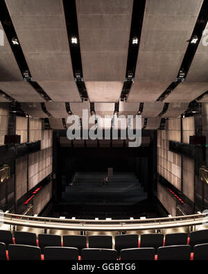 Weiten Blick über Auditorium vom Balkon zeigt akustische Deckenplatten und Bühne. Sadler es Wells Theatre Auditorium, London, Vereinigtes Königreich. Architekt: RHWL Architects, 1998. Stockfoto