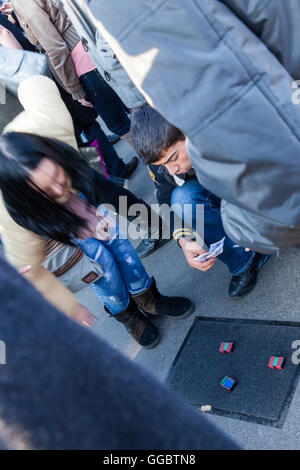 Illegales Glücksspiel auf der Straße, London, England, UK Stockfoto