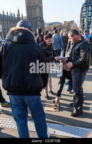Illegales Glücksspiel auf der Straße, London, England, UK Stockfoto