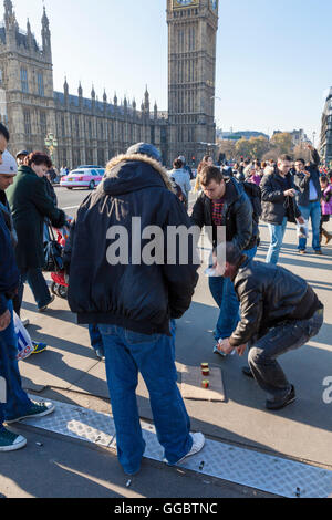 Illegales Glücksspiel auf der Straße, London, England, UK Stockfoto