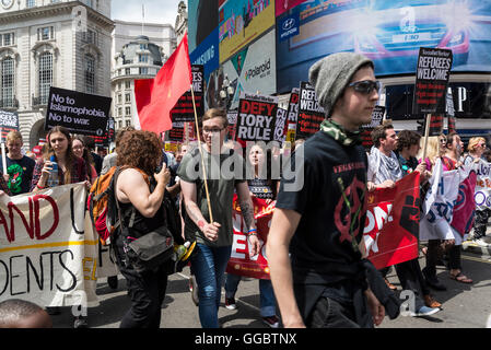 Keine weiteren Sparmaßnahmen - nicht um Rassismus - Tories müssen gehen, organisierte Demonstration von Völkern Versammlung, Samstag, 16. Juli 2016, London, Stockfoto