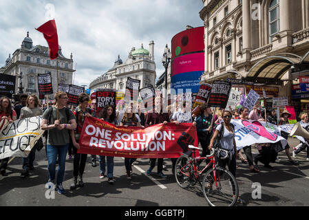 Eine Lösung: Revolution, nein mehr Sparmaßnahmen - Nein zu Rassismus - Tories müssen gehen, Demonstration von Völkern Montage, Saturd organisiert Stockfoto