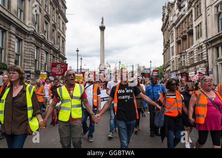 Keine weiteren Sparmaßnahmen - nicht um Rassismus - Tories müssen gehen, organisierte Demonstration von Völkern Versammlung, Samstag, 16. Juli 2016, London, Stockfoto
