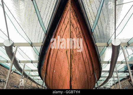 Unter dem "falschen" Meer Blick auf den Rumpf von Brunels SS Great Britain jetzt ein Museum im historischen Harbourside Bristols Stockfoto