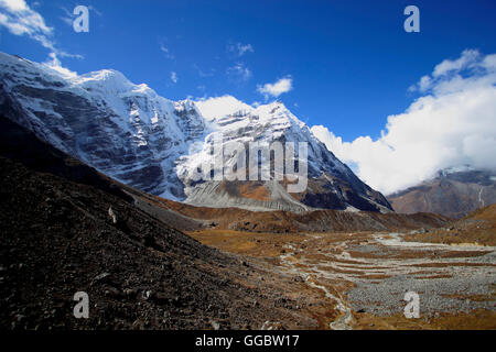 Blick auf Tal entlang desent Weg nach Tangnag aus Khare - Mera Berg System zurückfallen Stockfoto