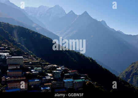 Ansicht der Sherpa Dorf von Namche vor der Kulisse des Himalaya-Gipfel Stockfoto