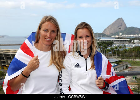 Großbritanniens Saskia Clark (links) und Hannah Mills während einer Pressekonferenz auf der IBMEC, Centro, Brasilien. PRESSEVERBAND Foto. Bild Datum: Donnerstag, 4. August 2016. Bildnachweis sollte lauten: Martin Rickett/PA Wire. Einschränkungen - redaktionelle Verwendung Only.during einer Pressekonferenz in der Marina da Gloria, Guanabara-Bucht, Brasilien. PRESSEVERBAND Foto. Bild Datum: Donnerstag, 4. August 2016. Bildnachweis sollte lauten: Martin Rickett/PA Wire. Einschränkungen - nur zur redaktionellen Verwendung. Stockfoto