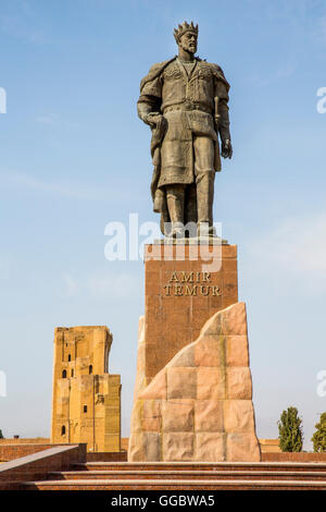 Geographie/Reisen, Usbekistan, Shahrisabz, Denkmal für Timur vor dem Aq Saray Sommer Palast, Additional-Rights - Clearance-Info - Not-Available Stockfoto