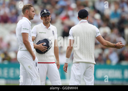 England-Kapitän Alastair Cook (Mitte) hört Englands Stuart Broad und James Anderson (rechts) beim zweiten Tag der 3. Investec Testspiel bei Edgbaston, Birmingham. Stockfoto