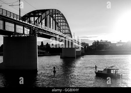 Brücke über den Fluss Sava in Belgrad Stockfoto