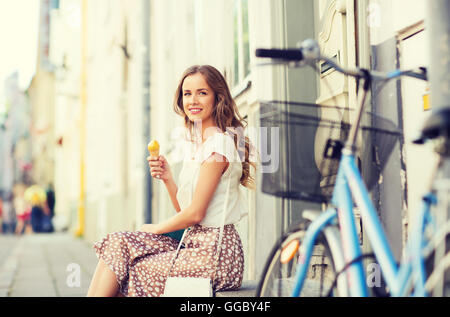 glückliche Frau mit Fahrrad und Eis Stockfoto