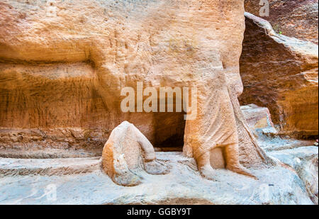 Überreste der antiken Statuen in den Siq in Petra Stockfoto