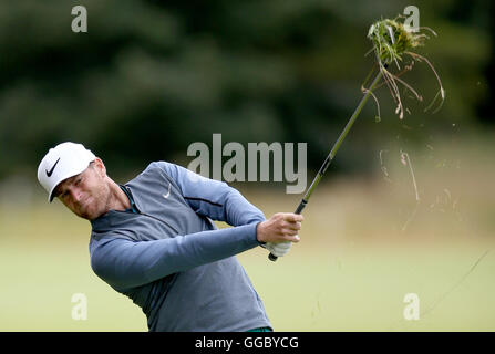 Dänemarks Lucas Bjerregaard am ersten Loch während Tag eins von Paul Lawrie Match Play Archerfield links, East Lothian. Stockfoto