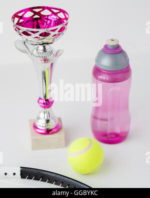 Nahaufnahme von Tennisschläger, Ball, Tasse und Flasche Stockfoto