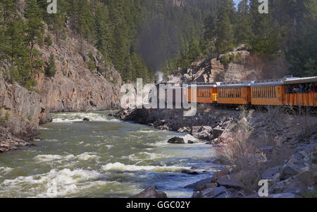 Schmalspur-Dampfeisenbahn entlang der Animas River in den Colorado Rockies, USA Stockfoto