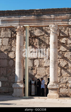 Israel: Orthodoxe Juden beten auf den Ruinen der Synagoge von Kafarnaum, unter der ältesten Synagogen der Welt Stockfoto