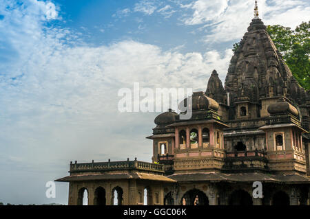 Außenaufnahmen auf die malerische touristische Sehenswürdigkeit Maheshwar fort in Madhaya Pradesh in Indien. Dieses Denkmal an den Ufern der narmada Häuser viele Tempel Stockfoto