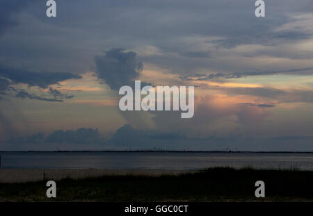Entfernten Sturm über dem Golf von Mexiko bei Sonnenuntergang. Stockfoto