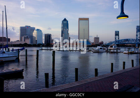 Jacksonville, Florida Skyline vom Boot aus gesehen dockt an frühen Abend. Stockfoto