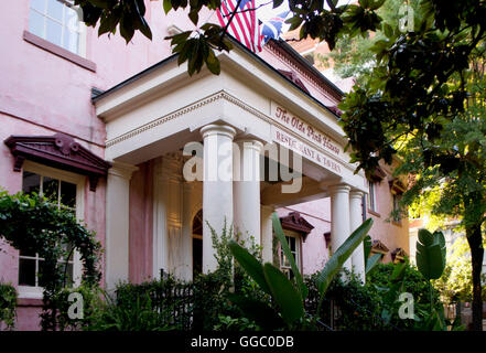 Die Olde Pink House Restaurant & Taverne.  Ein beliebter Ort zum Abendessen bei dem Flussufer in Savannah, Georgia. Stockfoto