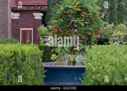 Private Gartenanlage mit Springbrunnen in Savannah, Georgia. Stockfoto