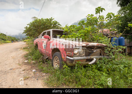 Auto am Straßenrand in einem abgelegenen Dorf in Sabah, Malaysia Borneo aufgegeben Stockfoto