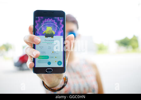 Moskau, Russland - August, 02: Android-Nutzer spielen in Pokemon Go augmented Reality Handyspiel auf Smartphone. Stockfoto