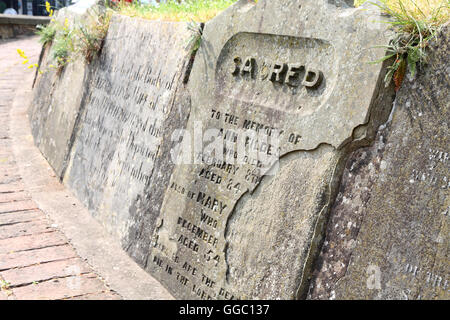 Grabsteine auf dem Gelände der alten Kirche in Upton-auf-Severn, Worcestershire, England angelegt. Stockfoto