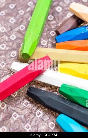 Öl-Buntstifte mit Bright Farben hautnah auf einem Papierbogen dekorieren Stockfoto