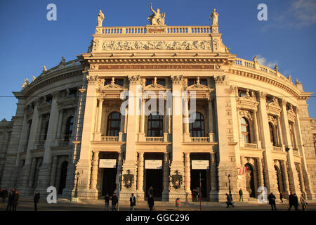 Das Burgtheater (En: (kaiserlichen) Court Theatre), ursprünglich bekannt als k.k. Theater eine der Burg, dann bis 1918 als k.k. Hofburgtheater, das österreichische Nationaltheater in Wien und einer der bedeutendsten deutschsprachigen Theater der Welt ist. Das Burgtheater wurde 1741 gegründet und bekannt geworden als "Sterben" Burg von der Wiener Bevölkerung; seine Theatergruppe mehr oder weniger regelmäßigen Mitglieder hat einen traditionellen Stil und Sprache typisch für Burgtheater Leistungen geschaffen. Stockfoto