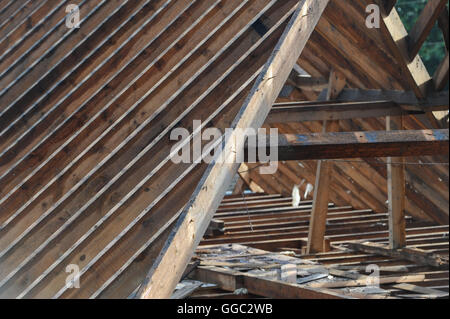 Pause in den nassen August Wetter ermöglicht die Überdachung Trades auf den Wiederaufbau Dachbalken arbeiten. Stockfoto