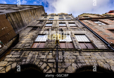 Der Golden Bird of Prey hängt vor dem Gladstone's Land, einem 500 Jahre alten Gebäude in Edinburgh, das vom National Trust for Scotland betrieben wird. Stockfoto