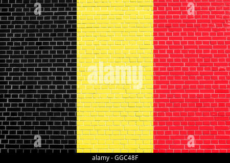Flagge von Belgien auf Ziegel Wand Textur Hintergrund. Belgische Nationalflagge. Stockfoto