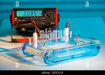 Laden von DNA-Proben auf einem Agarose-Gel für Elektrophorese Stockfoto