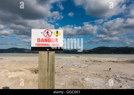 In Neuseeland Lake Rotorua Thermalgebiet Gefahr Schild Stockfoto