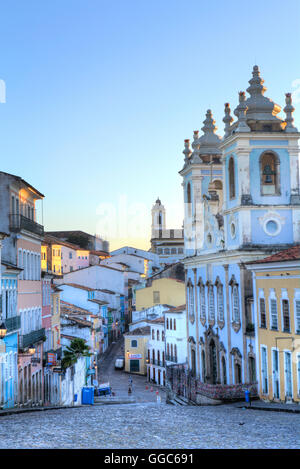 Geographie/Reisen, Brasilien, Bahia, Salvador, gepflasterten Gassen in der Altstadt/ein UNESCO-Weltkulturerbe, 18. Jahrhundert Kirche Unserer Lieben Frau vom Rosenkranz, Nossa Senhora do Rosario Dos Pretos, Pelhourinho in der Dämmerung, portugiesische Kolonialarchitektur, Additional-Rights - Clearance-Info - Not-Available Stockfoto