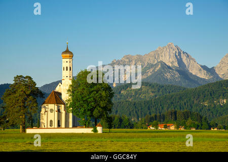 Geographie/Reisen, Deutschland, Bayern, barocke Kirche St. Coloman, dahinter das Tannheimer Berge, Schwangau, Ostallgäu, Allgäu, Schwaben, Freedom-Of - Panorama Stockfoto