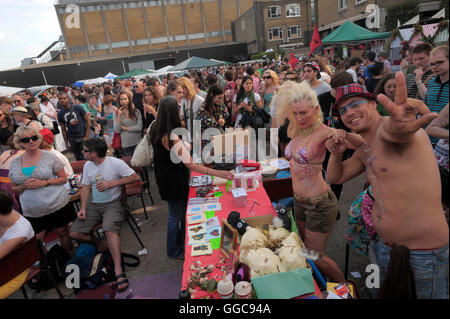 Vauxhall Kunst Auto BOOT Messe 2009 Sonntag 14. Juni 12-18:00 146 Brick Lane E1 die angesagteste Auto boot Verkauf Youre wahrscheinlich stoßen in eine ganze Weile THE INDEPENDENT.  Jetzt in seiner fünften FRIVOL Jahr der Kunstmesse Auto Boot bis zu sein Sommer 2009 s ultimative Recessionista Event, vollgepackt mit coole Kunst, Mode und fantastische Unterhaltung Getriebe ist, kann wirklich jeder an dem Spaß teilhaben! Kreditklemme chic mit Schnäppchen randvoll aus jedem Kofferraum plus das beste Essen, das Sie jemals in einem Parkhaus finden leicht gemacht. Anywher Stockfoto