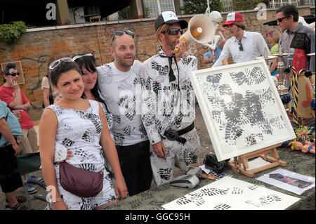 -Bild zeigt: Gavin Turk - Vauxhall Kunst Auto BOOT Messe 2009 Sonntag 14. Juni 12-6 Uhr 146 Brick Lane E1 die angesagteste Auto Boot Verkauf Youre wahrscheinlich stoßen in eine ganze Weile THE INDEPENDENT.  Jetzt in seiner fünften FRIVOL Jahr der Kunstmesse Auto Boot bis zu sein Sommer 2009 s ultimative Recessionista Event, vollgepackt mit coole Kunst, Mode und fantastische Unterhaltung Getriebe ist, kann wirklich jeder an dem Spaß teilhaben! Kreditklemme chic mit Schnäppchen randvoll aus jedem Kofferraum plus das beste Essen, das Sie jemals in einem Parkhaus finden leicht gemacht. Anywher Stockfoto