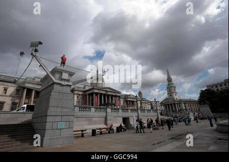 Antony Gormley ein und andere schützen, 4. Sockel, Trafalgar Square, London, Großbritannien 6. Juli 2009. Routineuntersuchung auf Auftritte ist die Idee hinter dem Projekt nach Gormley nicht Individuen auf einem Sockel, sondern jeden Tag Menschen und die Einzigartigkeit von allen, unabhängig von ihrem sozialen Status zu feiern setzen. "Wir sind alle Helden in unseren eigenen Weg", erklärte GY. unter Berufung auf Jason Clark Platz auf dem Sockel als Vertreter seines persönlichen Triumph über seine Höhenangst. Ein Gegenmittel in GY Augen zu Berühmtheit "Big Brother" Kultur. Und durch die Teilnahme an dem Projekt th Stockfoto