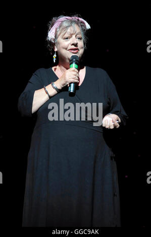 Britischer Komiker, die, dem Jo Brand "Neue Act des Jahres", beherbergt, und kommenden Komödianten im Hackney Empire, East London. Stockfoto