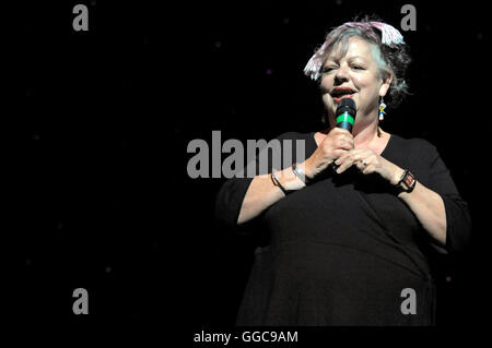 Britischer Komiker, die, dem Jo Brand "Neue Act des Jahres", beherbergt, und kommenden Komödianten im Hackney Empire, East London. Stockfoto