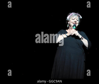 Britischer Komiker, die, dem Jo Brand "Neue Act des Jahres", beherbergt, und kommenden Komödianten im Hackney Empire, East London. Stockfoto